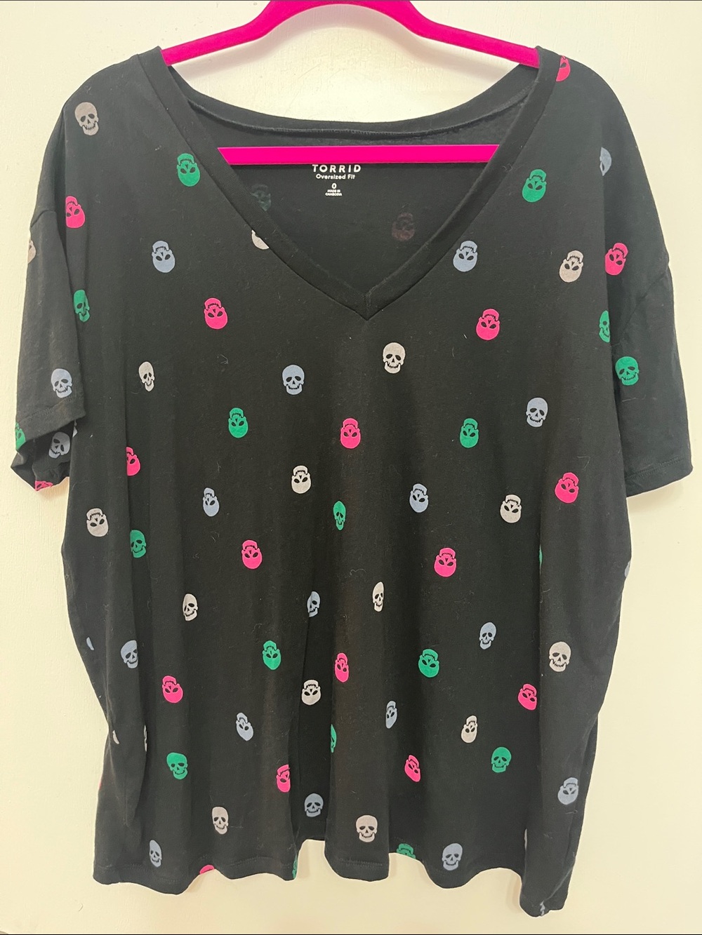 NWOT torrid Black V-Neck Tee with Pink, Green and Light Gray Skull Print. Size 0